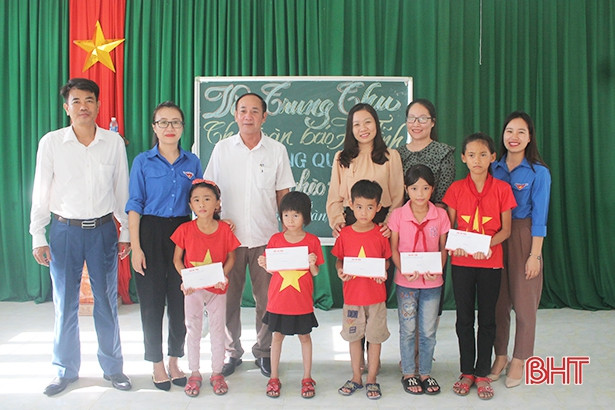 Chi đoàn Báo Hà Tĩnh tặng 20 suất quà cho trẻ em nghèo vui Tết Trung thu