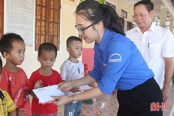 Chi đoàn Báo Hà Tĩnh tặng 20 suất quà cho trẻ em nghèo vui Tết Trung thu