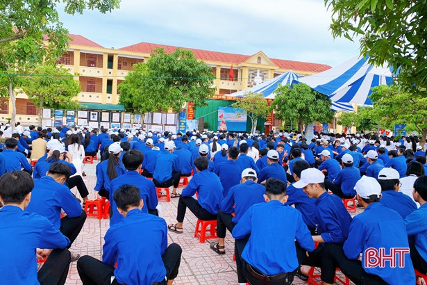 Học sinh Cẩm Xuyên tham dự triển lãm về Hoàng Sa – Trường Sa