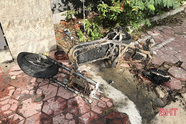 Chập điện khi sạc xe máy điện thiêu rụi cả ô tô