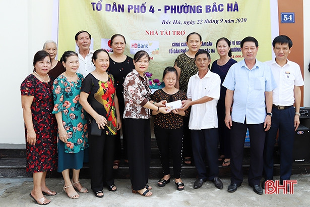 Bàn giao nhà cho hộ nghèo ở thành phố Hà Tĩnh