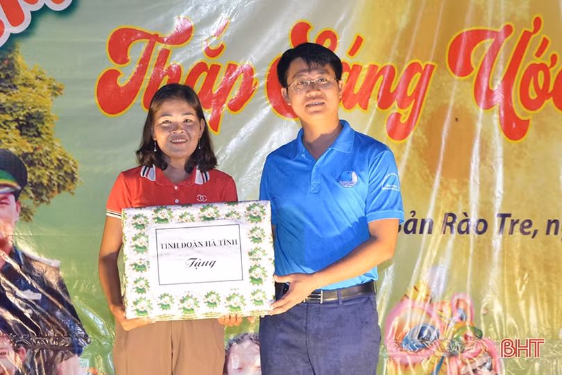 “Đêm hội trăng rằm, thắp sáng ước mơ” cho trẻ em dân tộc Chứt ở bản Rào Tre