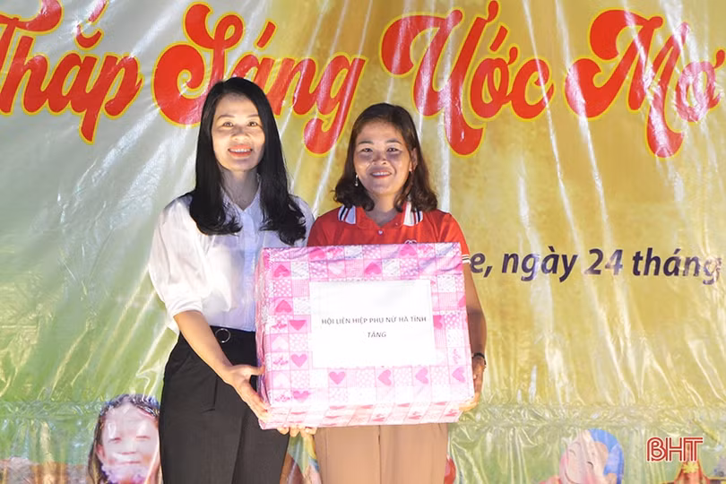 “Đêm hội trăng rằm, thắp sáng ước mơ” cho trẻ em dân tộc Chứt ở bản Rào Tre