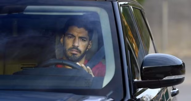 Luis Suarez dọn đồ rời Barca