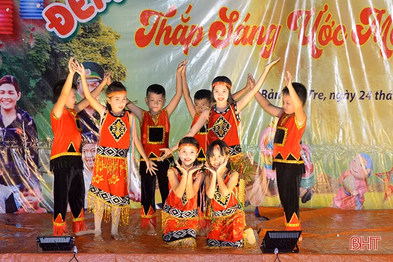 “Đêm hội trăng rằm, thắp sáng ước mơ” cho trẻ em dân tộc Chứt ở bản Rào Tre