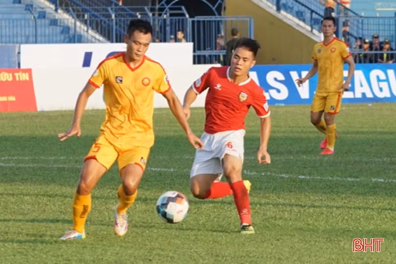 Hồng Lĩnh Hà Tĩnh ngược dòng đánh bại đội bóng xứ Thanh