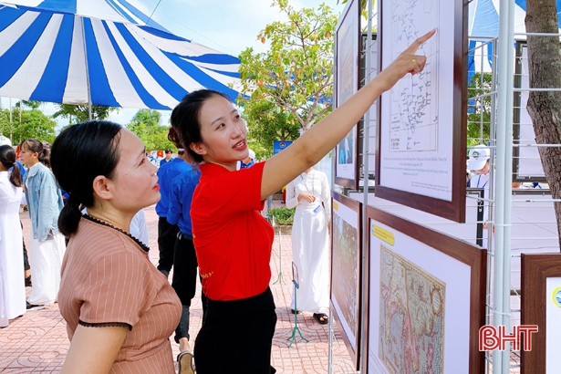 Học sinh Cẩm Xuyên tham dự triển lãm về Hoàng Sa – Trường Sa