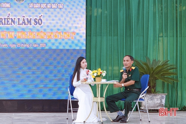 Học sinh Cẩm Xuyên tham dự triển lãm về Hoàng Sa – Trường Sa