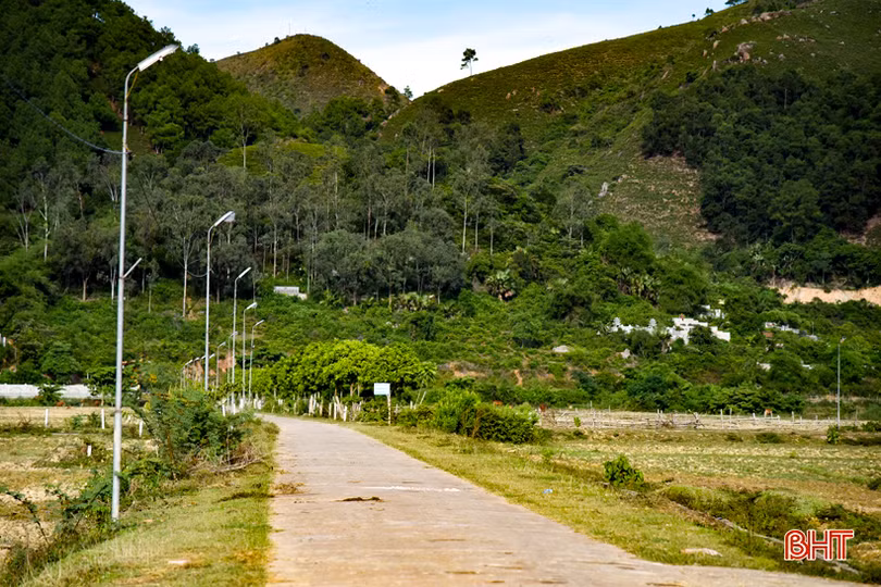 Thăm khu dân cư kiểu mẫu dưới chân dãy núi Thiên Nhẫn