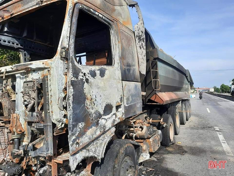 Xe đầu kéo bốc cháy trơ khung trên Quốc lộ 1A qua Hà Tĩnh