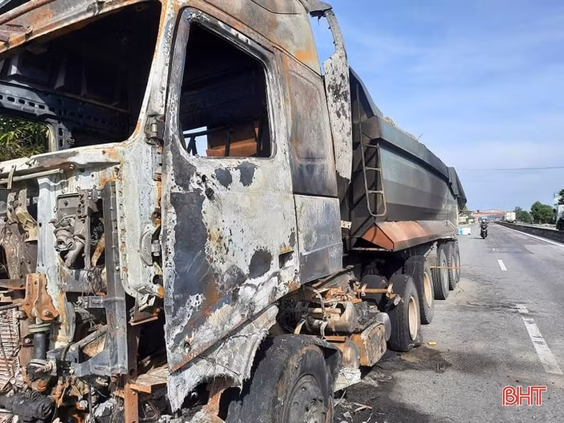 Xe đầu kéo bốc cháy trơ khung trên Quốc lộ 1A qua Hà Tĩnh