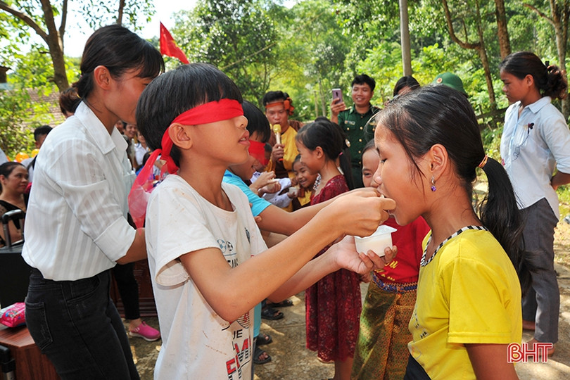 Trẻ em dân tộc Chứt ở Bản Giàng 2 rộn ràng vui đón trung thu