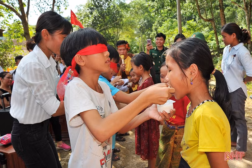 Trẻ em dân tộc Chứt ở Bản Giàng 2 rộn ràng vui đón trung thu