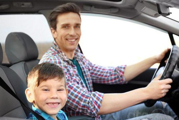 Bộ Công an đề xuất cấm trẻ em dưới 12 tuổi ngồi ghế trước xe ô tô