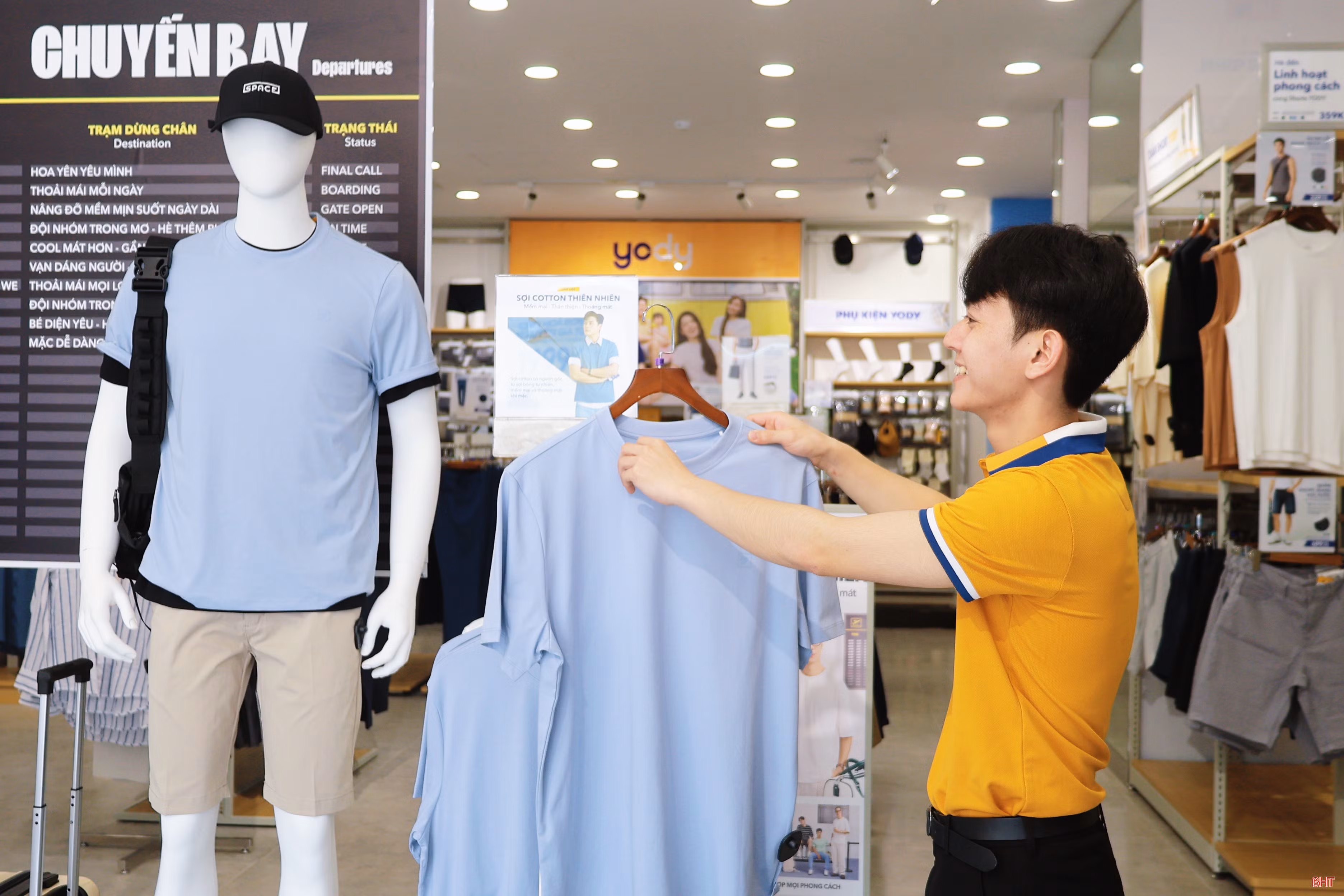 Tại cửa hàng Yody (đường Trần Phú), thời điểm này, các mẫu áo polo, áo phông được bày bán khá đa dạng. Năm nay, có cửa hàng chú trọng đến đồ bộ cho cả gia đình.