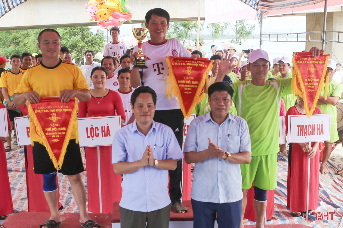 Hơn 100 tay chèo tranh tài đua thuyền trên sông Cửa Sót
