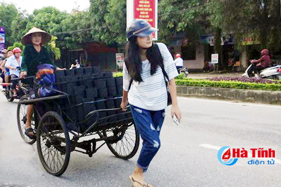 3 nu sinh truong chuyen ha tinh keo xe hon 1km giup cu ban than