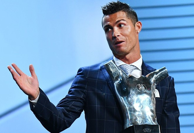 Báo Sport (thân Barca) đã chỉ trích Ronaldo bằng những ngôn từ rất cay nghiệt sau khi CR7 xúc phạm Xavi. bong da the gioi day song vi ronaldo messi