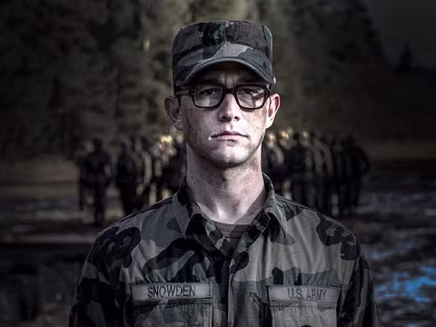 khong co bao luc ruot duoi hay sung ong trong phim ve lo snowden