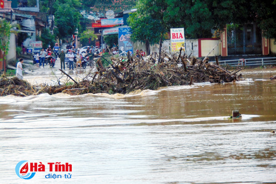 hoc sinh nghi hoc vi nuoc song ngan pho dang cao thuy dien xa lu
