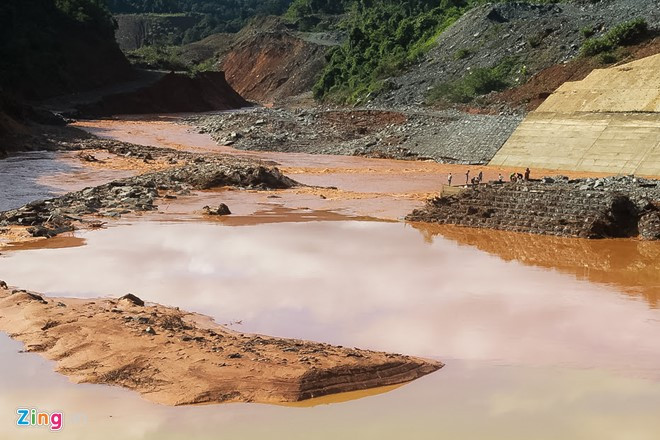 hien truong vu vo duong ong thuy dien o quang nam