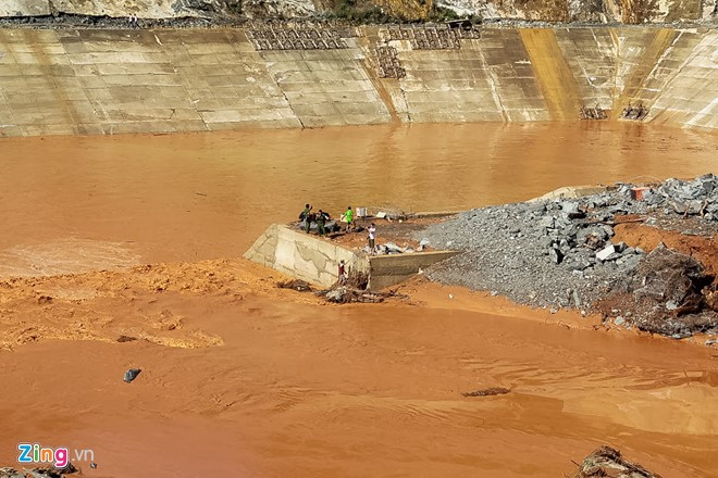 hien truong vu vo duong ong thuy dien o quang nam