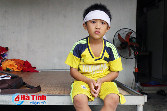 trung thu buon voi cau be mo coi ca cha lan me co anh trai trong benh