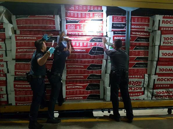 singapore bat giu hon 7 000 cay thuoc la lau o cua khau woodlands