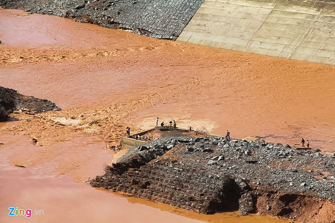 hien truong vu vo duong ong thuy dien o quang nam