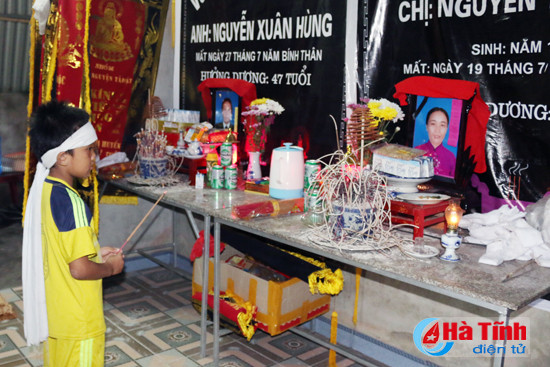 trung thu buon voi cau be mo coi ca cha lan me co anh trai trong benh