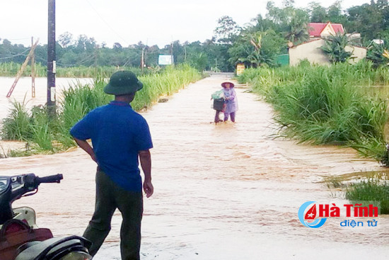 huong son thiet hai 6 6 ty mot so tuyen duong con ngap sau