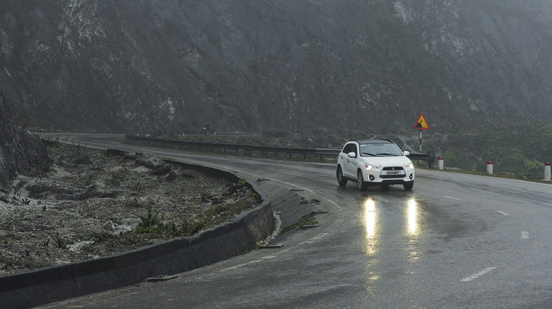 oto mat phanh khi do deo co hoi song sot