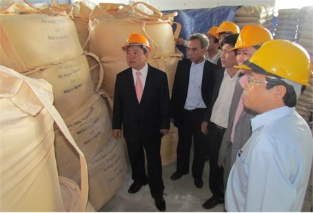 Chủ tịch UBND tỉnh Võ Kim Cự kiểm tra hoạt động sản xuất tại Nhà máy chế biến Zincon siêu mịn của Tổng Cty KS&TM