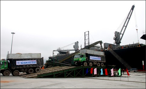 Những mã hàng băm dăm đầu xuân được đổ vào băng chuyền vận chuyển lên tàu