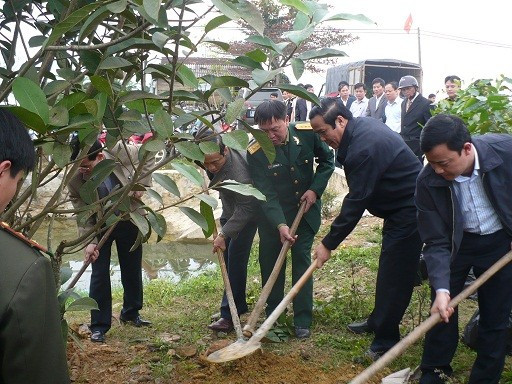 Bí thư Tỉnh ủy Nguyễn Thanh Bình và đoàn trồng cây lưu niệm tại Đền thờ Vua Hàm Nghi