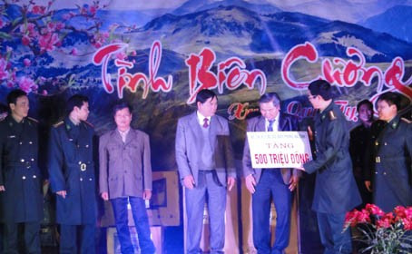 Đại tá Nguyễn Trọng Thường - Chỉ huy trưởng BĐBP tỉnh tặng 500 triệu đồng cho xã Sơn Kim 1