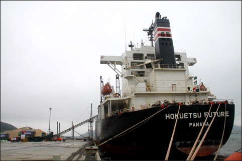 Tàu HOKUETSU FUTURE, quốc tịch Panama có tải trọng gần 50.000 tấn "xông đất, ăn hàng" tại cảng Vũng Áng trong những ngày đầu xuân