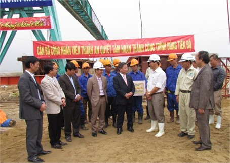 Tặng quà, động viên CB, CNV lao động đơn vị thi công cầu Cửa Nhượng