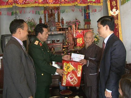 Ngoài việc tổ chức kiểm tra công tác SSCĐ, Bộ CHQS tỉnh còn tổ chức các đoàn cán bộ đi chúc tết các huyện, thị, thành, đơn vị trong tỉnh