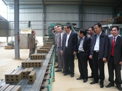 ... thăm Nhà máy gạch Hương Bình