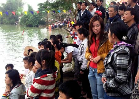 Đông đảo khán giả đến chứng kiến lễ hội đua thuyền
