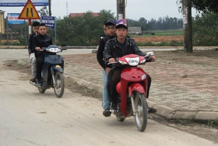 Nhóm thanh niên này vi phạm một lúc nhiều lỗi như: đi trái phần đường, không đội mũ bảo hiểm, chở quá số người quy định... (Ảnh chụp tại cầu Cày, thị trấn Thạch Hà)...