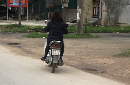 ... người lớn cũng vi phạm (Ảnh chụp tại QL 1A, đoạn qua xã Thạch Trung, TP Hà Tĩnh)