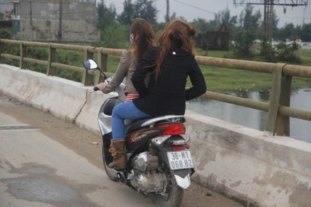 ... thiếu nữ "đầu trần" du xuân (Ảnh chụp tại QL 1A đoạn qua thị trấn Thạch Hà)