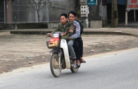 ..."vô tư" phạm luật (Ảnh chụp tại QL 1A, đoạn qua Thị trấn Thạch Hà)