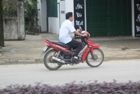 ...thêm một người "quên" luật (Ảnh chụp tại đường Trần Phú, TP Hà Tĩnh)