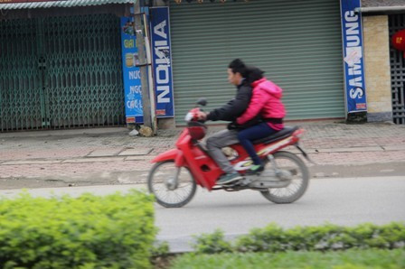 ... đầu trần "sành điệu" hơn đội mũ (Ảnh chụp tại đường Trần Phú, TP Hà Tĩnh)