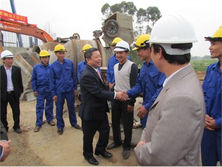 Chủ tịch UBND tỉnh động viên công nhân thi công công trình Cầu vượt đường tránh thành phố