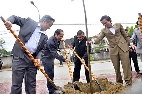 Lãnh đạo tỉnh, huyện Hương Sơn và huyện Căm Cớt trồng cây nhớ ơn Bác Hồ