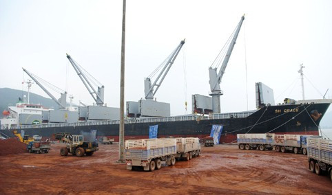 Đầu năm 2013, tàu SH GRACE, quốc tịch PANAMA tải trọng 30 nghìn tấn đã cập cảng Vũng Áng để nhận 27 nghìn tấn hàng quặng sắt quá cảnh từ Lào xuất sang nước thứ 3.